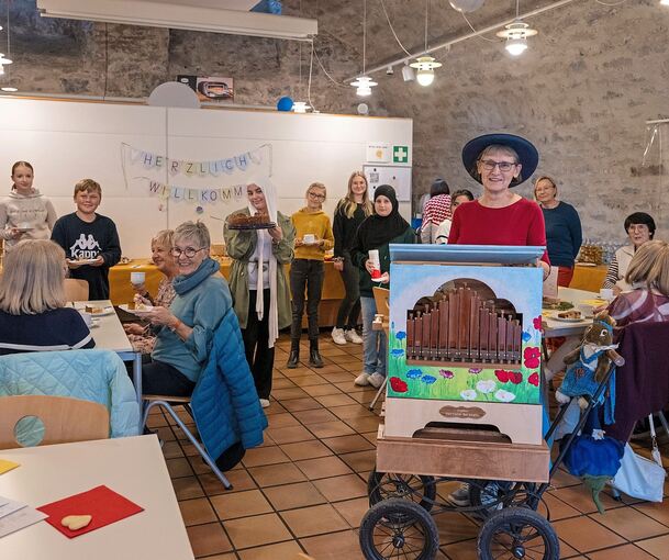 Im Generationencafé im Vogt-Essich-Keller erklang am Martinstag Musik aus der Drehorgel.