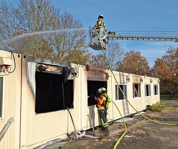 Etliche Feuerwehrleute sind im Einsatz, um den Brand zu löschen.