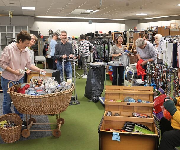 Nach dem Wasserschaden wird das Lädle gerade wieder neu eingeräumt und sortiert.