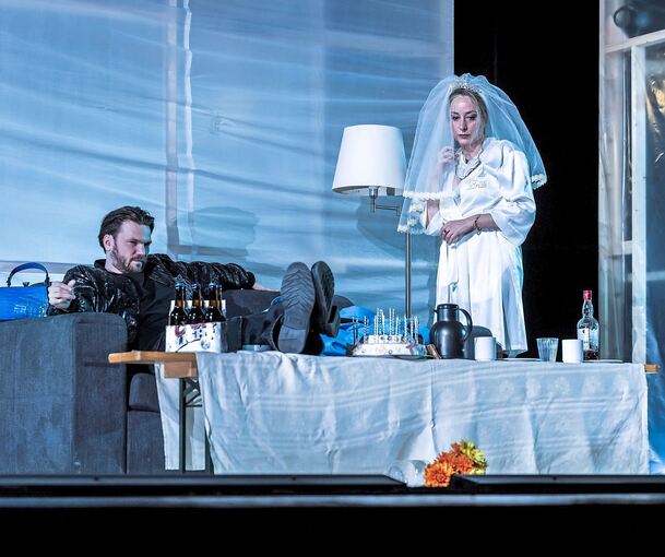 Psychodrama von beklemmender Intensität: Juliane Schwabe (Blanche) und Sven Marcel Voss (Stanley) in „Endstation Sehnsucht“.