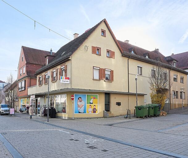 Das Gebäude an der Ecke Bahnhof-/Friedrichstraße, in dem „Ernsting‘s Family“ untergebracht ist, soll ebenso abgerissen werden wie zwei weitere Häuser in der Nachbarschaft.