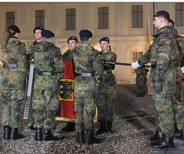 Abordnungen der 250 Rekrutinnen und Rekruten geloben an der Truppenfahne, Deutschland zu dienen.