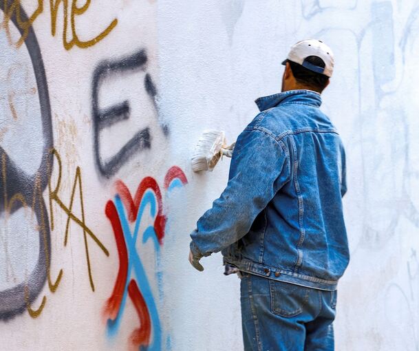 Die Unbekannten hatten die Mauer in zwei aufeinander folgenden Nächten besprüht. Die Unbekannten hatten die Mauer in zwei aufeinander folgenden Nächten besprüht.