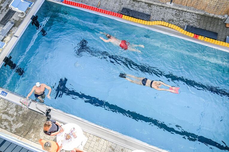 Schwimmen im Vorgarten-Freibad