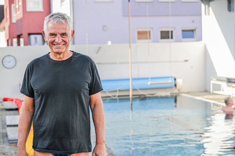 Schwimmen im Vorgarten-Freibad