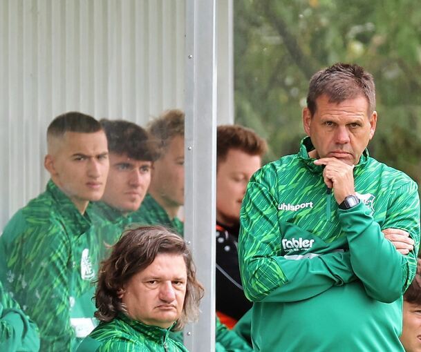 Grübelt über eine Taktik gegen das Pressing des GSV seines Kumpels Marcus Wenninger: Heimerdingens Coach Markus Koch.