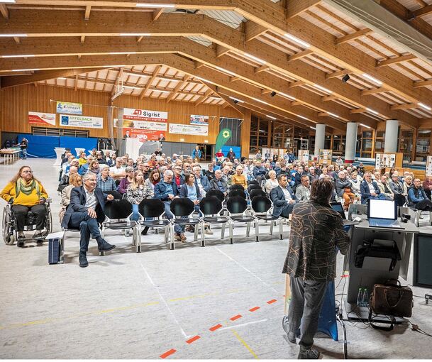 Rund 150 Bürger und Bürgerinnen verfolgen die Informationen in der Einwohnerversammlung.