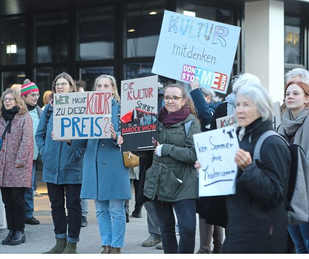2023 demonstrierten Kulturvereine und Kulturbündnis für mehr Förderung von der Stadt. Jetzt, zwei Jahre später, kommt die Novelle der Kulturförderung.