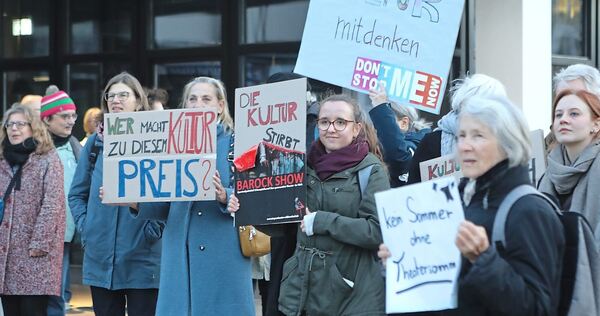 2023 demonstrierten Kulturvereine und Kulturbündnis für mehr Förderung von der Stadt. Jetzt, zwei Jahre später, kommt die Novelle der Kulturförderung.