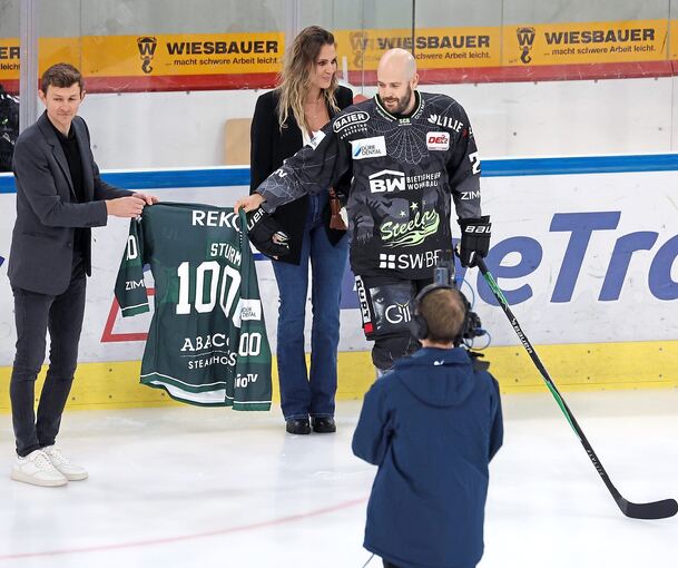 Besonderer Moment vor dem Heimduell mit Krefeld: Steelers-Geschäftsführer Gregor Rustige (links) zeichnet Verteidiger Sören Sturm für 1.000 Profispiele aus. Im Hintergrund freut sich Ehefrau Melanie mit. Sie hatte für den Jubilar einige Überraschunge