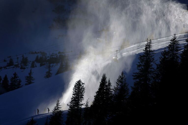 Skifahrer unter Kunstschnee Skifahrer unter Kunstschnee