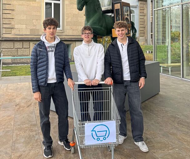 Jakob Bederna, Daniel Keck und Vincent Englram (von links) vor dem Museum für Kommunikation in Frankfurt: Am Freitag findet hier das Finale des Bundeswettbewerbs KI statt. Dafür verwandeln die Gymnasiasten den Einkaufswagen mithilfe der von ihnen ent