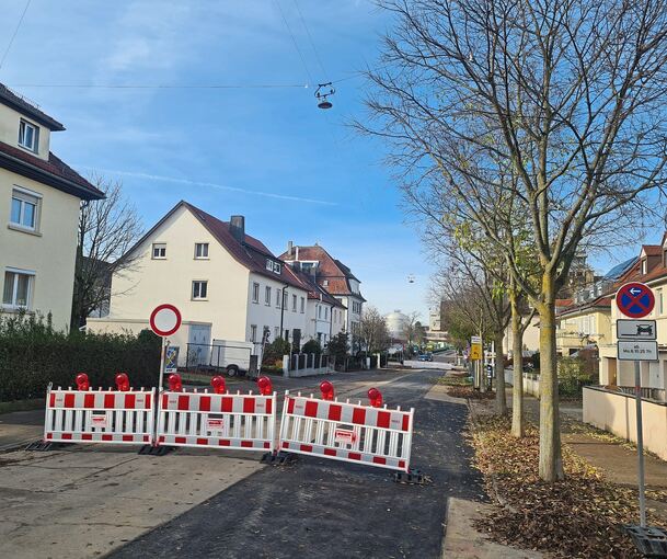 Verwaiste Elmar-Doch-Straße: Die Löcher wieder gestopft, der Asphalt – mehr oder weniger plan – wiederhergestellt: Wieso wird hier weiter abgesperrt?