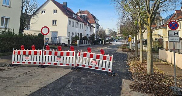 Verwaiste Elmar-Doch-Straße: Die Löcher wieder gestopft, der Asphalt – mehr oder weniger plan – wiederhergestellt: Wieso wird hier weiter abgesperrt?
