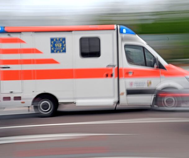 Der Rettungsdienst brachte die leicht verletzte Beifahrerin ins Krankenhaus (Symbolbild). Der Rettungsdienst brachte die leicht verletzte Beifahrerin ins Krankenhaus (Symbolbild).