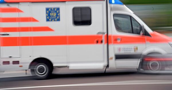 Der Rettungsdienst brachte die leicht verletzte Beifahrerin ins Krankenhaus (Symbolbild).