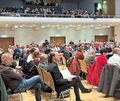 Knallvolle Halle bei der Sondersitzung des Gemeinderates: Die Zukunft des ehemaligen Krankenhauses wühlt viele Bürger auf.
