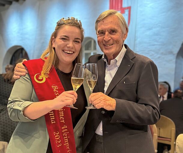 Anna Joos mit Altbürgermeister Werner Grau bei der Champagnerprobe im November 2024