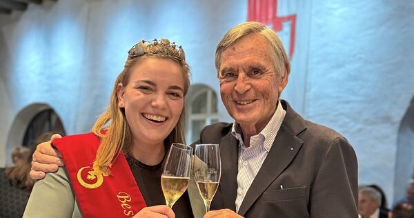 Anna Joos mit Altbürgermeister Werner Grau bei der Champagnerprobe im November 2024