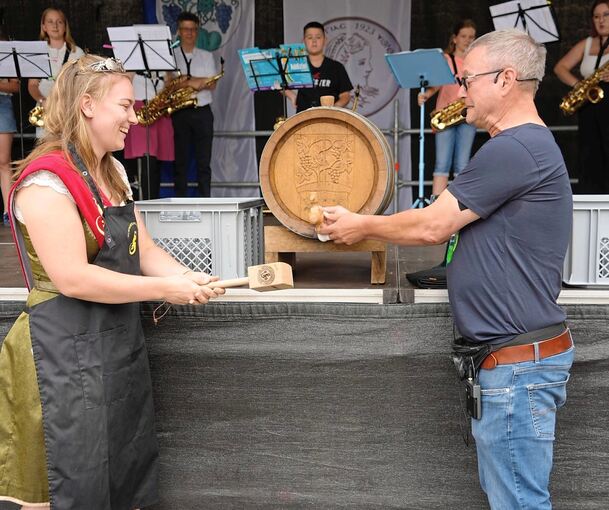 Verkehrte Welt: Beim Gemmrigheimer Fleckenfest im Juli hat Bürgermeister Jörg Frauhammer denZapfhahn gehalten und Anna Joos das Fass angestochen. Ihr erster Faßanstich.
