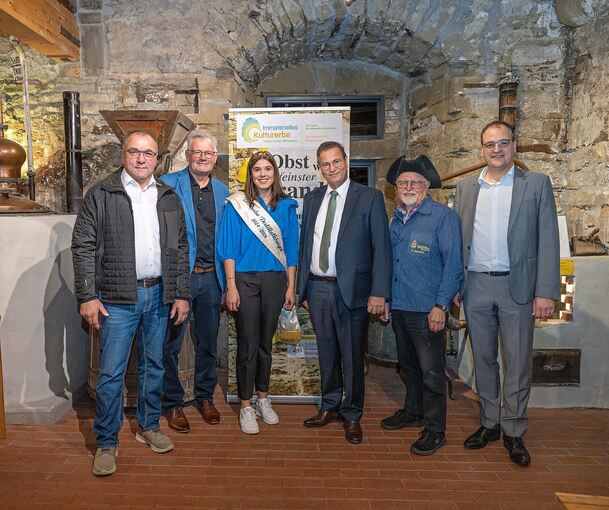 Festakt mit Königin und Minister: Gerd Kinzinger (Landesverband der Klein- und Obstbrenner Nord-Württemberg), Alois Gerig (Bundesverband der Klein- und Obstbrenner), Destillatkönigin Anna Steinmann, Minister Peter Hauk, Kurt Sartorius und Bürgermeist