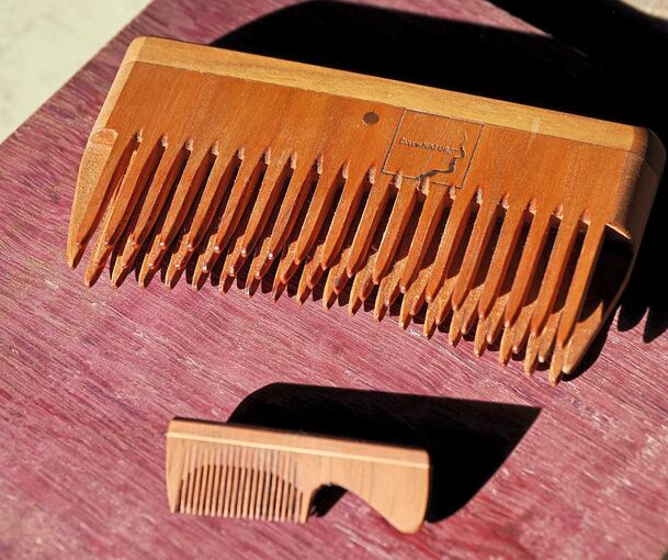 In einem dreireihigen Kamm ist eine Kupferspirale eingebaut, um so Energie zu erzeugen.