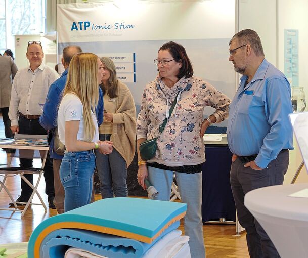 Aussteller informieren über ihre Produkte und Dienstleistungen.