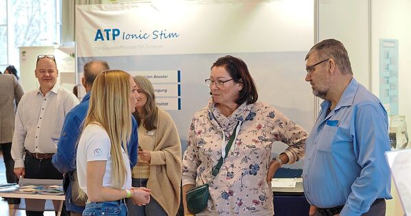 Aussteller informieren über ihre Produkte und Dienstleistungen.