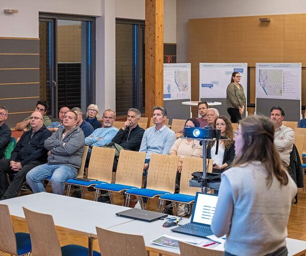 Leere Reihen bei der Auftaktveranstaltung in der Kelter.