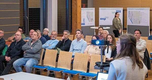 Leere Reihen bei der Auftaktveranstaltung in der Kelter.