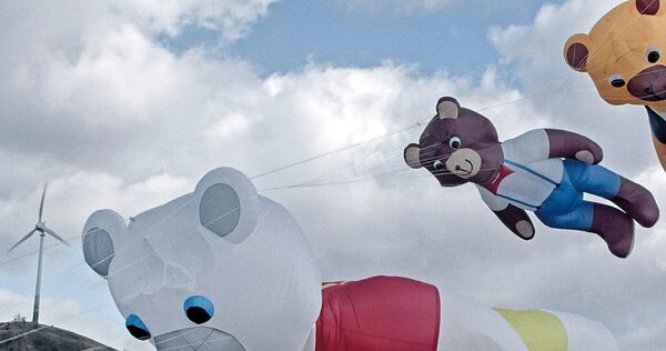 Eines der markanten Bilder des Films – passend zur Erzählung von Detlev Zander, wie eine Erzieherin einmal als Strafe seinen einzigen Freund, einen Teddybär, verbrannte.