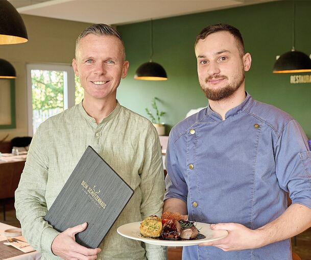 Geschäftsführer Steffen Jaworski (links) und Koch Jörn Flohr (rechts) betreiben gemeinsam das Schützenhaus in Neckarweihingen.
