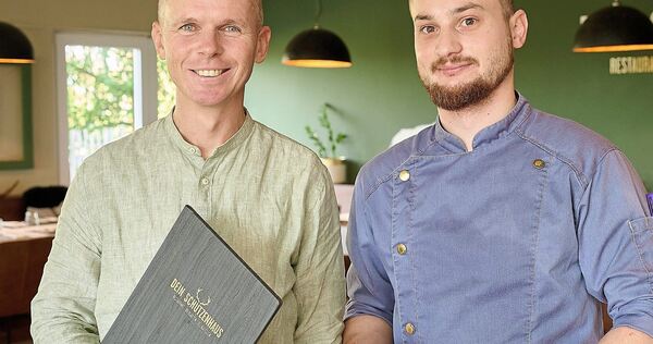 Geschäftsführer Steffen Jaworski (links) und Koch Jörn Flohr (rechts) betreiben gemeinsam das Schützenhaus in Neckarweihingen.