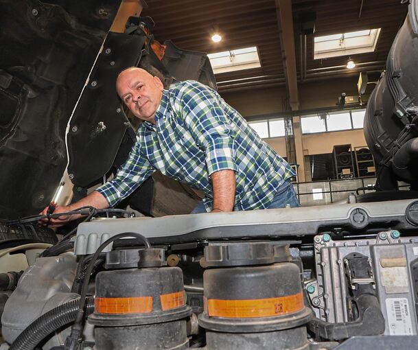 Arnold Grundmann leitet die Werkstatt, in der Kehrmaschinen, Bücherbus und Blitzerauto auf Vordermann gebracht werden.