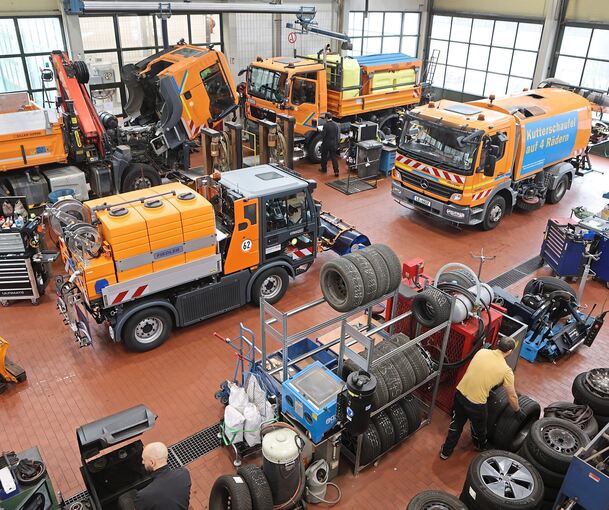 Solefahrzeug, Kehrmaschine Blitzerauto: In der Werkstatt der Technischen Dienste Ludwigsburg sind regelmäßig Spezialfahrzeuge zur Reparatur oder technischen Überprüfung.