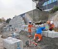 Bauarbeiter setzen die Betonteile der neuen Valeo-Stützmauer zusammen, dabei helfen ihnen aufgesprühte Nummern. Bauarbeiter setzen die Betonteile der neuen Valeo-Stützmauer zusammen, dabei helfen ihnen aufgesprühte Nummern.