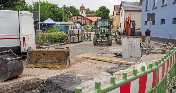 Monatelang war die Pulverdinger Straße gesperrt, der Verkehr von und zur B10 wurde über kleine Straßen umgeleitet.