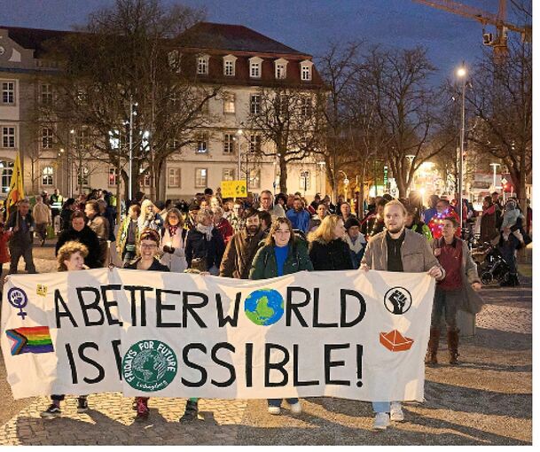 Rund 200 Menschen beteiligten sich am Freitagabend in Ludwigsburg an einer Demonstration für besseren Klimaschutz. Dazu aufgerufen hatte die Klimaschutzorganisation Fridays for Future.