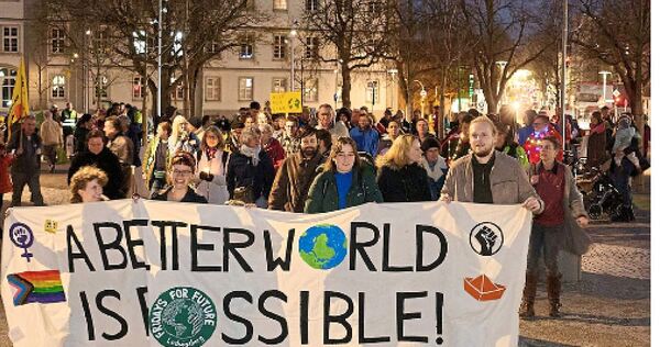 Rund 200 Menschen beteiligten sich am Freitagabend in Ludwigsburg an einer Demonstration für besseren Klimaschutz. Dazu aufgerufen hatte die Klimaschutzorganisation Fridays for Future.