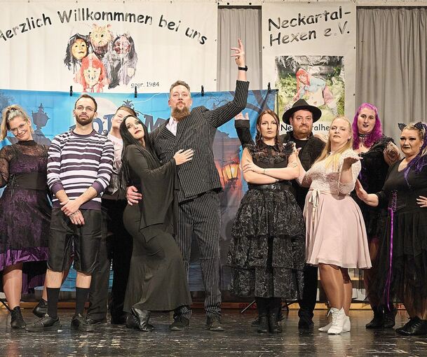 Die WKG aus Waiblingen präsentieren ihren Showtanz „gemischter Salat“ in Kostümen der Adams Family.