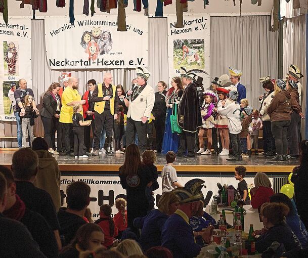 Bei den Ehrungen wird es ziemlich voll auf der Bühne.