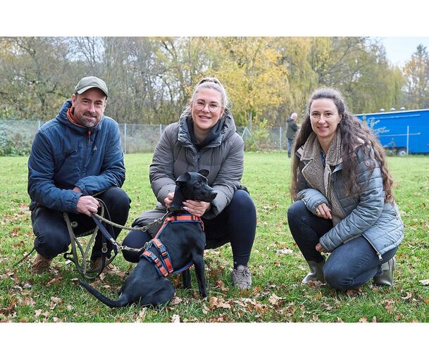 Jeanine Ficht (Mitte) in der Mitte übergibt Andreas und Simone den neuen Mitbewohner Finn.