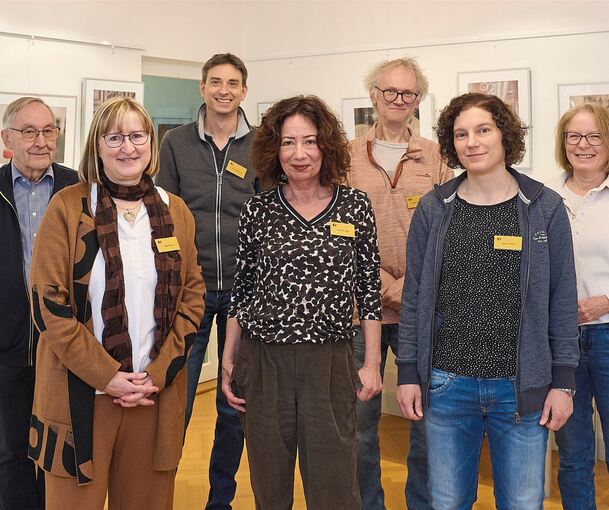 Das Fotografenkollektiv Fotokomuen bei der Eröffnung der Ausstellung „Gruseln-Raten-Staunen“ in Schwieberdingen.