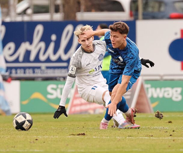 Aus dem Tritt geraten: Freibergs Innenverteidiger Tim Niklas Pietzsch (vorne) im Duell mit dem Alzenauer Maximilian Brauburger.
