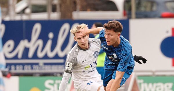 Aus dem Tritt geraten: Freibergs Innenverteidiger Tim Niklas Pietzsch (vorne) im Duell mit dem Alzenauer Maximilian Brauburger.