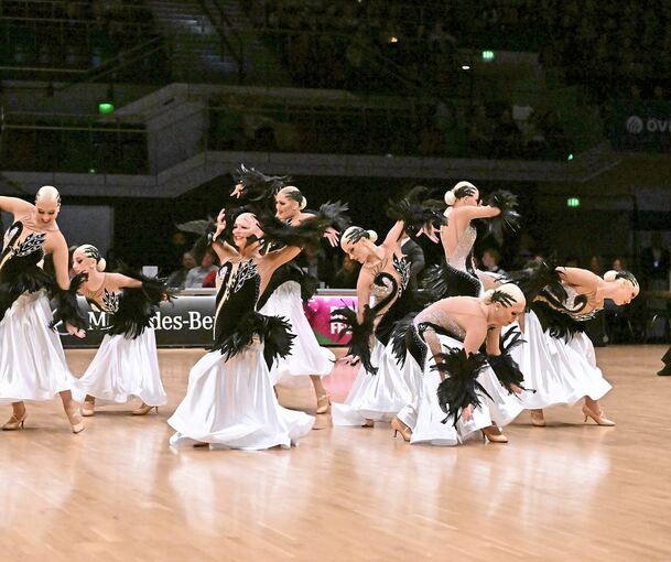 Der 1. Tanz-Club Ludwigsburg präsentiert „Rise of the Black Swan“ bei der deutschen Meisterschaft der Formationen.