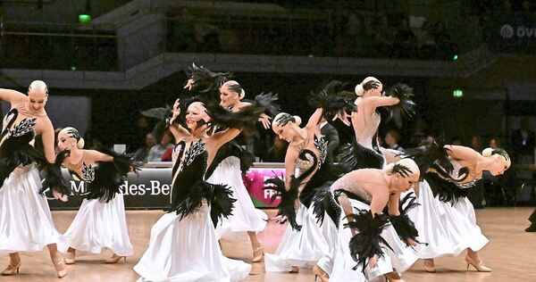 Der 1. Tanz-Club Ludwigsburg präsentiert „Rise of the Black Swan“ bei der deutschen Meisterschaft der Formationen.