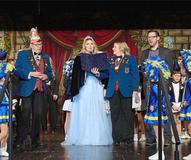 Die diesjährige Prinzessin Ilaria I. aus Calabrien beim Vortrag der Narrografen. Links: Martin Stach, rechts die Sitzungspräsidentin Stefanie Harsch und Bürgermeister Jens Hübner.