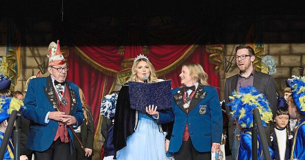 Die diesjährige Prinzessin Ilaria I. aus Calabrien beim Vortrag der Narrografen. Links: Martin Stach, rechts die Sitzungspräsidentin Stefanie Harsch und Bürgermeister Jens Hübner.