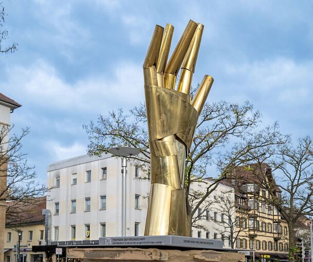 Die Figuren hat die Künstlerin Caroline Mesquita gestaltet. Die Hände aus Messing besetzen nun die Sockel, auf denen einst Kriegsskulpturen standen.
